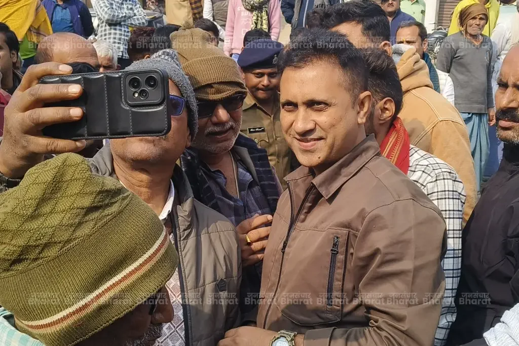 baksar-muktidham-nirman-paradarshta-kami-anand-mishra-vidhayak-gussa