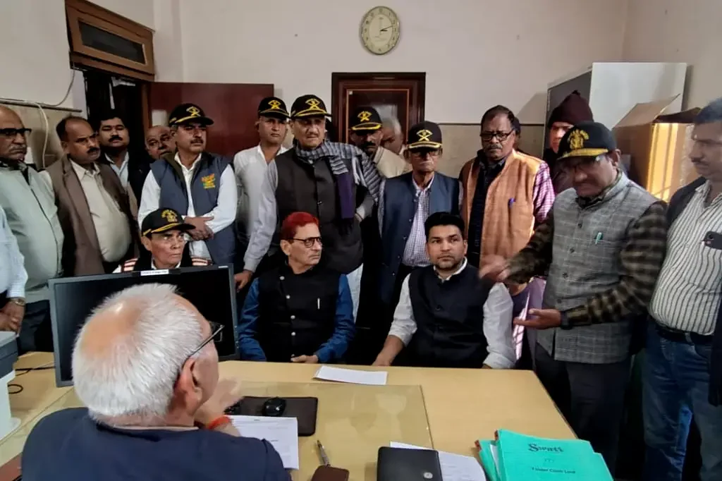 buxar-echs-polyclinic-ex-servicemen-raise-their-concerns-receive-immediate-assurance-from-the-oic-regarding-the-shortage-of-doctors