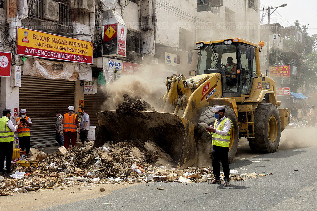 buxar-station-road-bulldozer-action-nagar-parishad-fine-encroachment