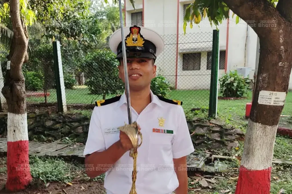 sandeep-kumar-mishra-indian-navy-lieutenant-buxar-keshopur-village-success