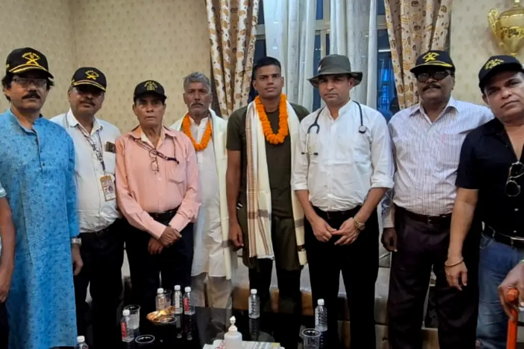 farmers-son-lieutenant-manoj-kumar-pathak-honored-iesm-buxar-boosts-his-morale